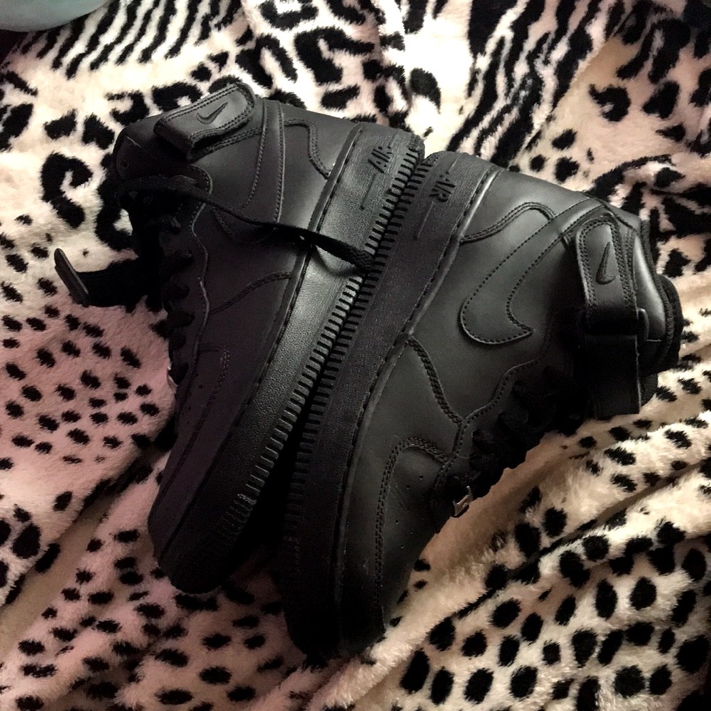 black nike air force 1s .